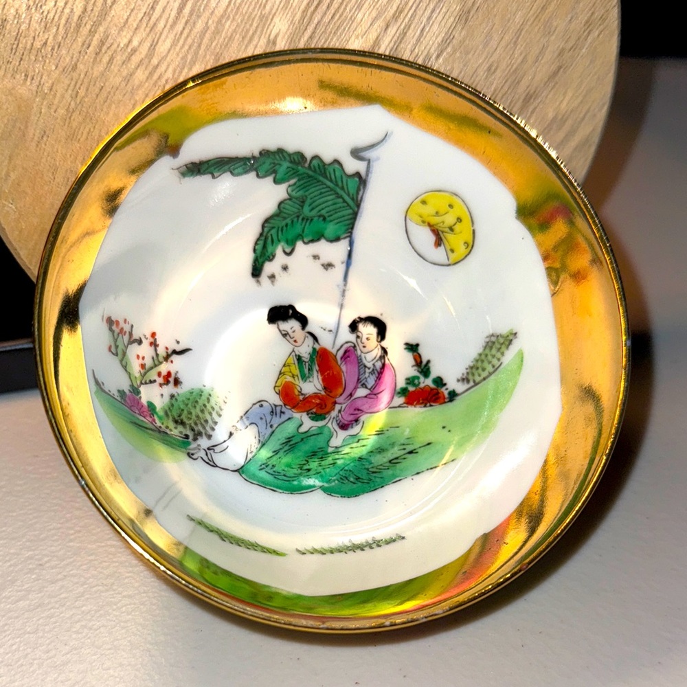 Beautiful vintage Oriental bowl w golden accents Macau | Hand-painted porcelain